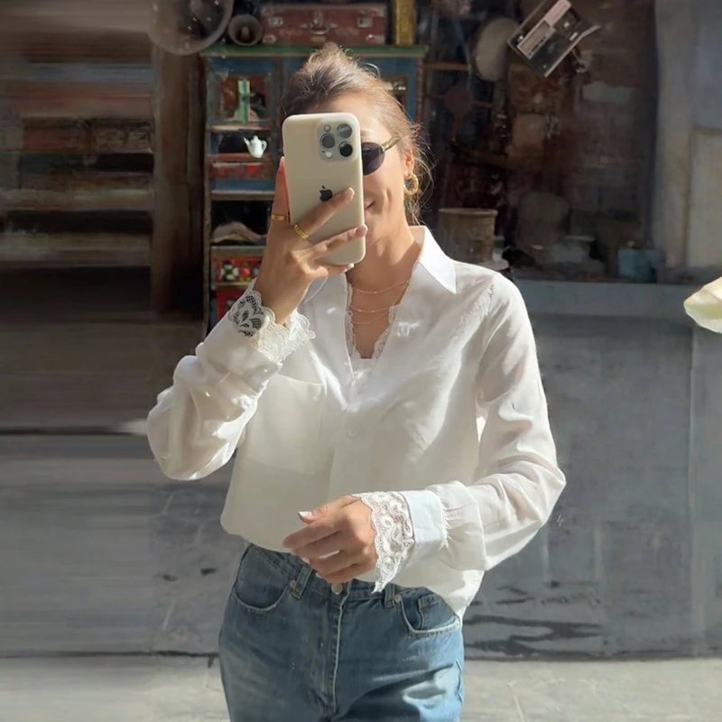春季2025新款减龄时尚上衣法式名媛白色V领蕾丝拼接长袖衬衫女