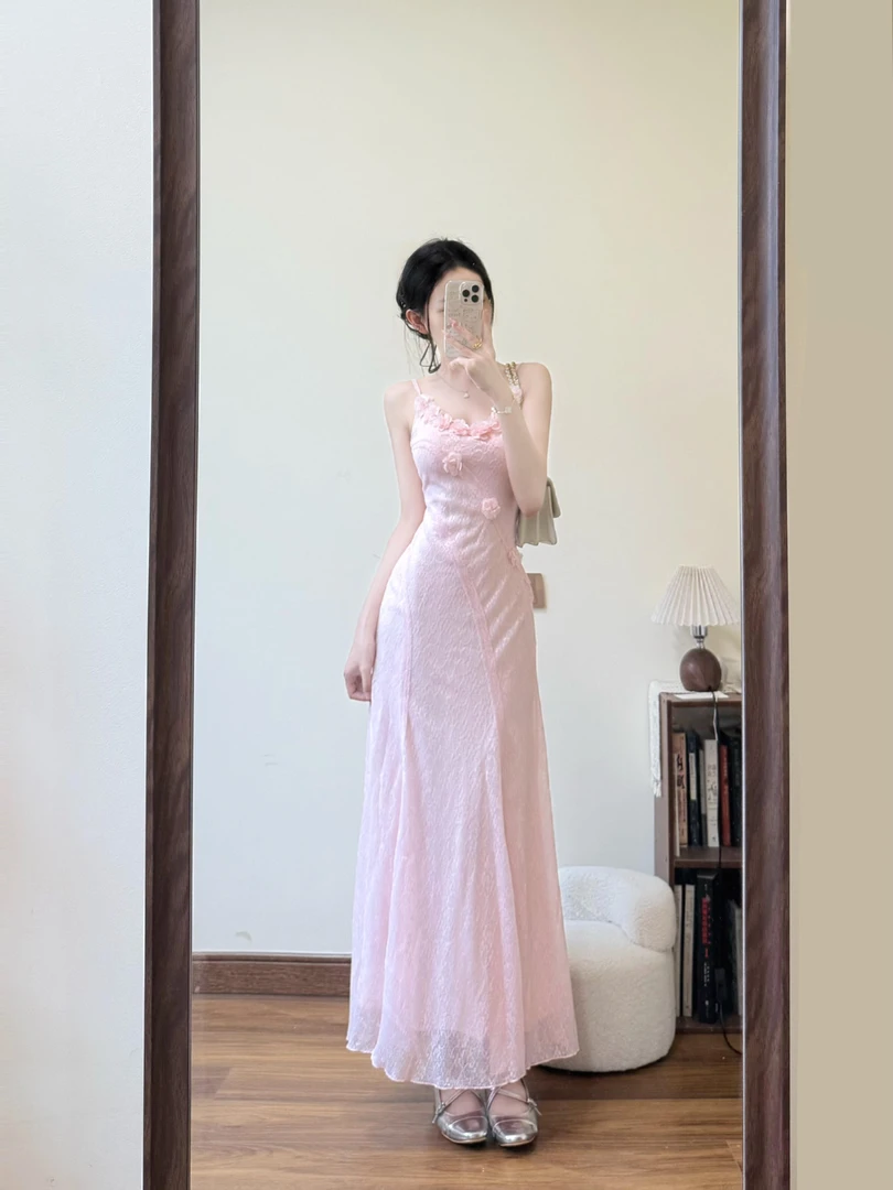 法式立体花朵粉色吊带连衣裙女2025夏季气质温柔超仙蕾丝鱼尾长裙