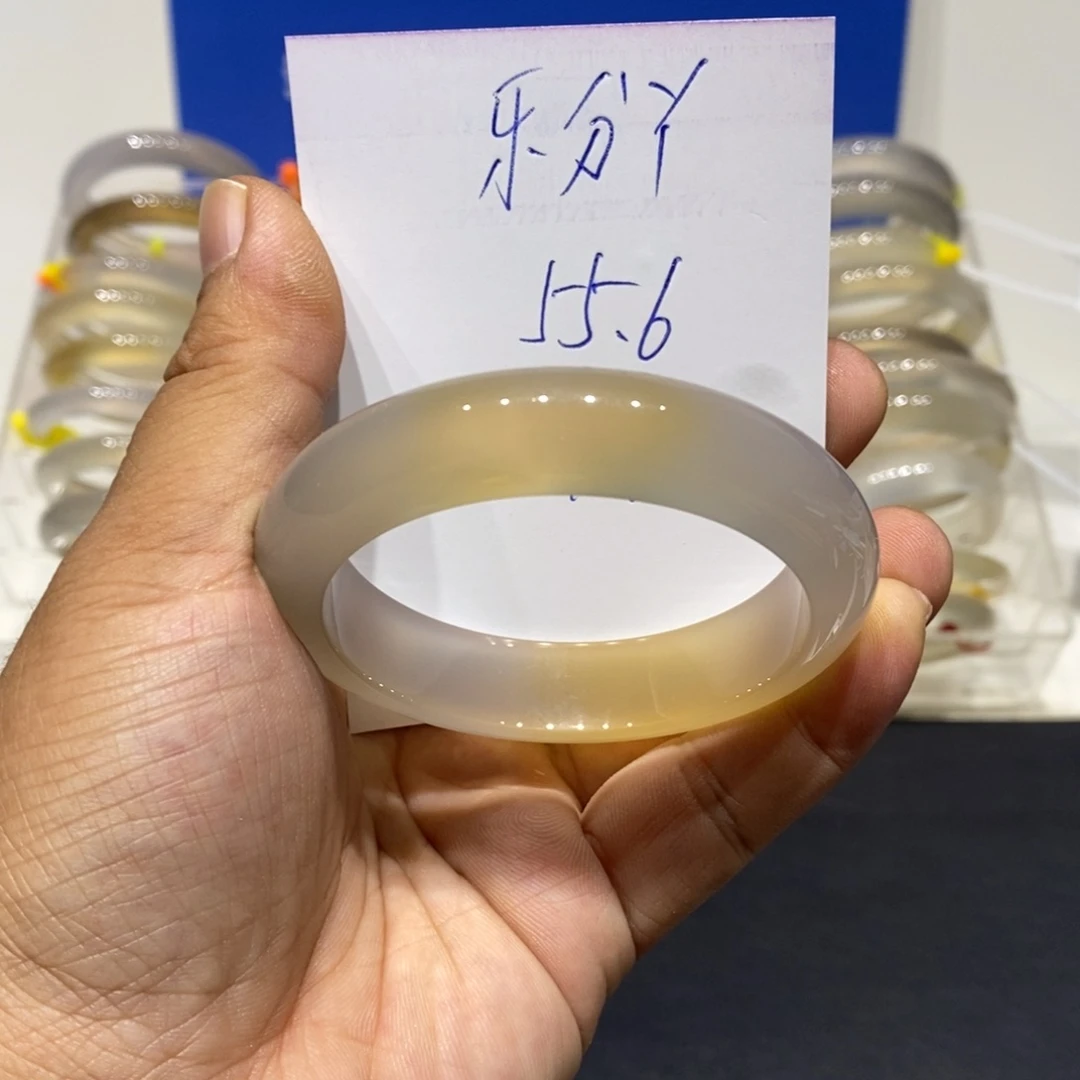 乐***丫玛瑙/玉髓未镶嵌手镯