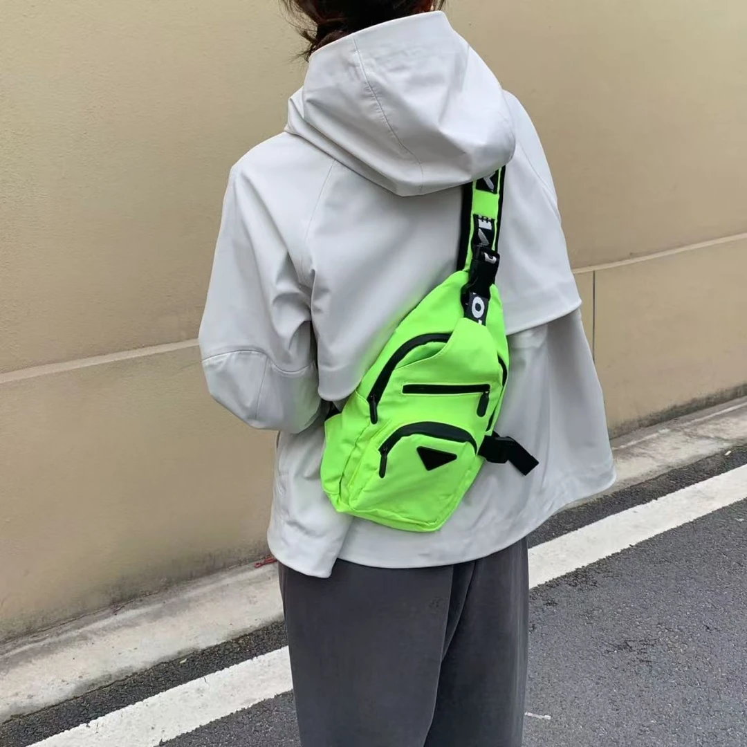 运动防水亮色胸包