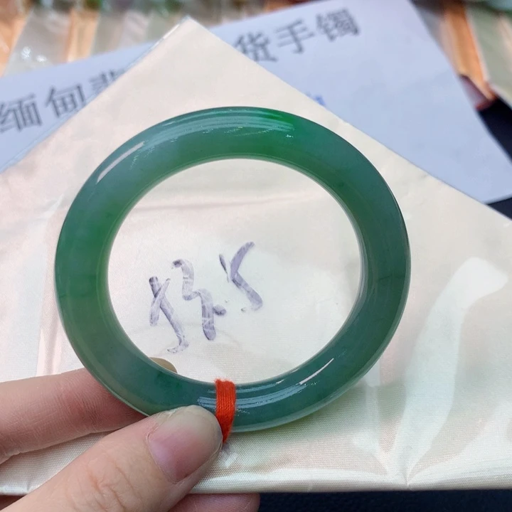 翡翠手镯未镶嵌翡翠手镯