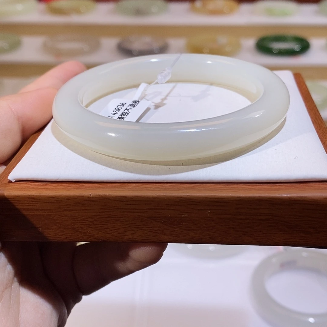 未镶嵌手镯和田玉且末白 泥鳅背