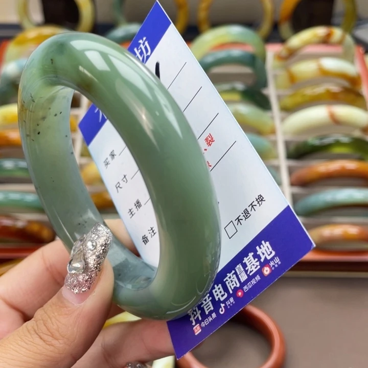 蛇纹石玉手镯未镶嵌