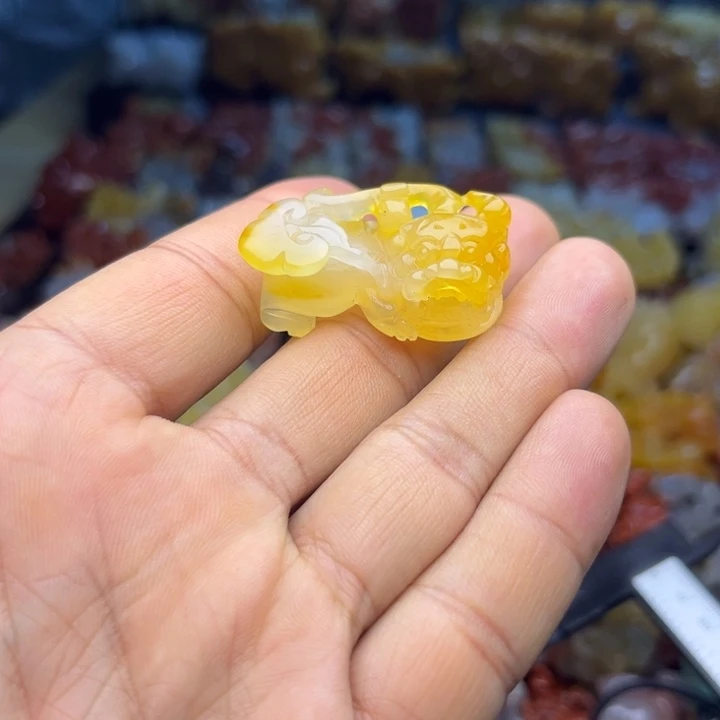 石英质玉（黄龙玉）未镶嵌颈饰云*