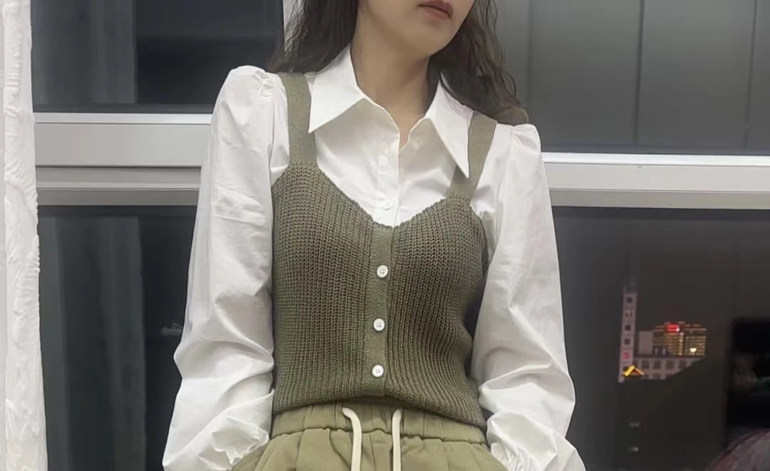 针织拼接衬衫款。