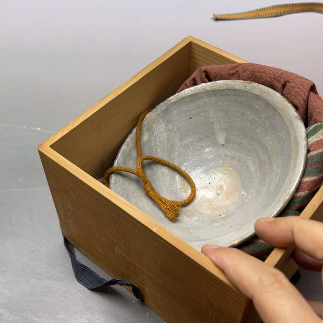 ****滴瓷片密密麻麻地铺满一