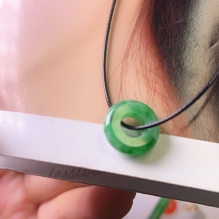 翡翠未镶嵌颈饰胖圈