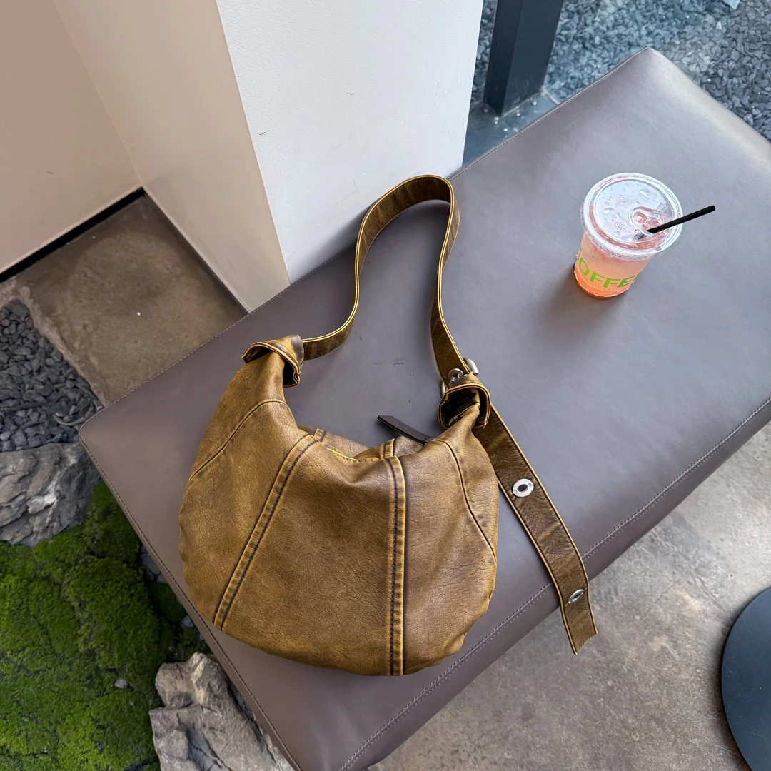 小众设计韩系慵懒半圆斜挎月牙牛角包定制成衣水洗皮料大容量包包