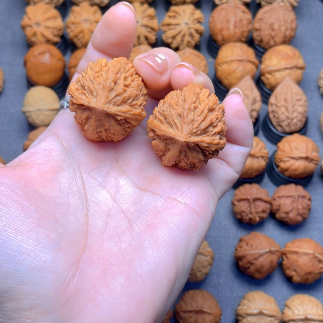 核桃文玩把件满天星绣球