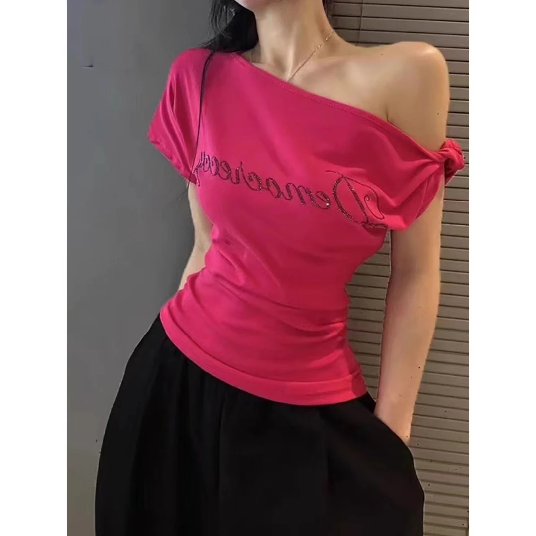 曼曼【甜辣焦点】辣妹斜肩字母烫钻短袖t恤女露肩扭结上衣