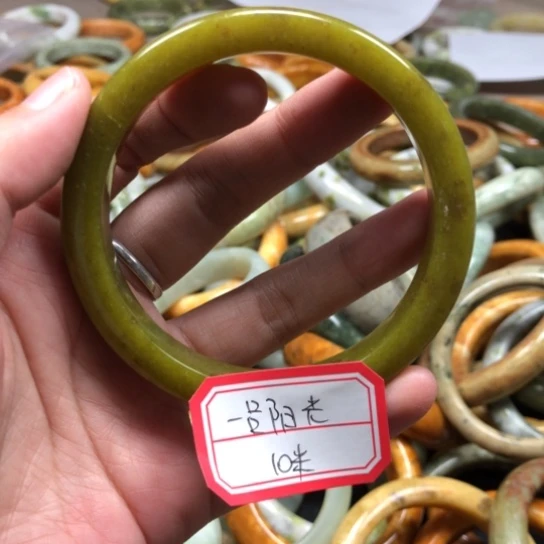 未镶嵌蛇纹石玉手镯一**光