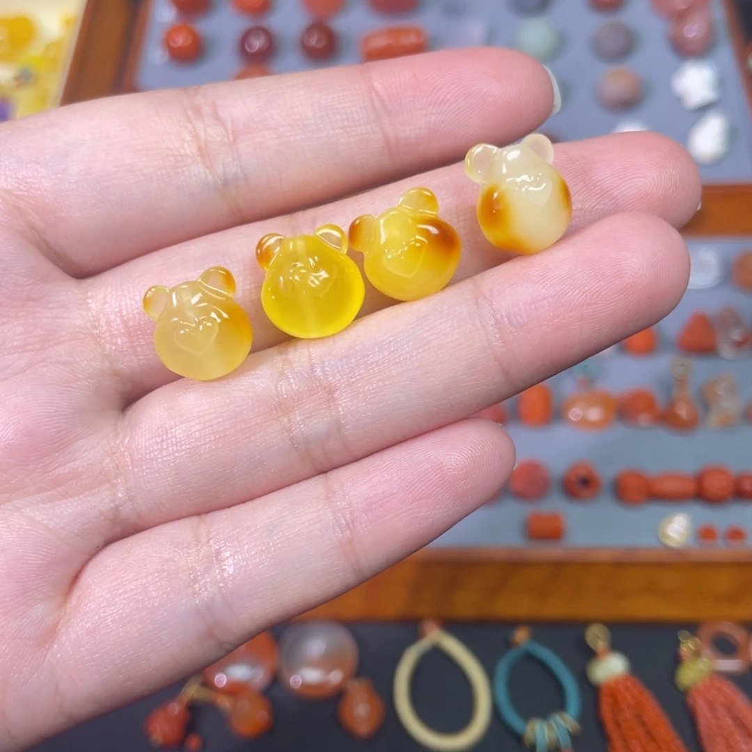 蜜蜡未镶嵌裸石熊头天地孔拍一发一直播间挑选