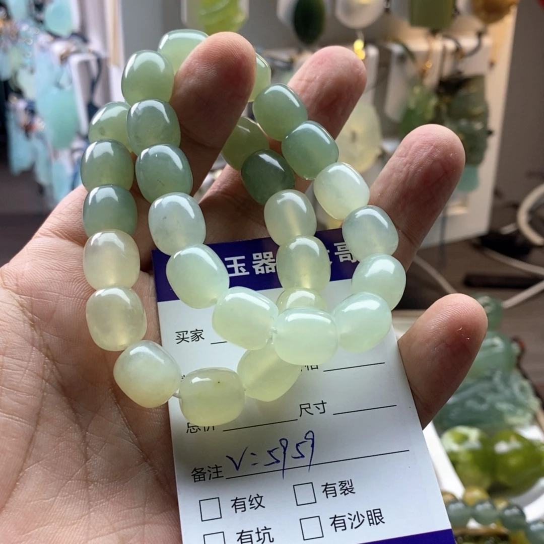 。***。蛇纹石玉未镶嵌颈饰