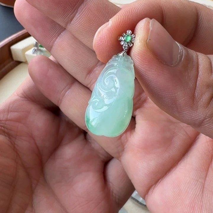 翡翠吊坠(不含链)18K金镶嵌