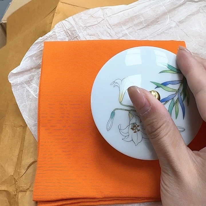 躺*瓷器。  瓷器。