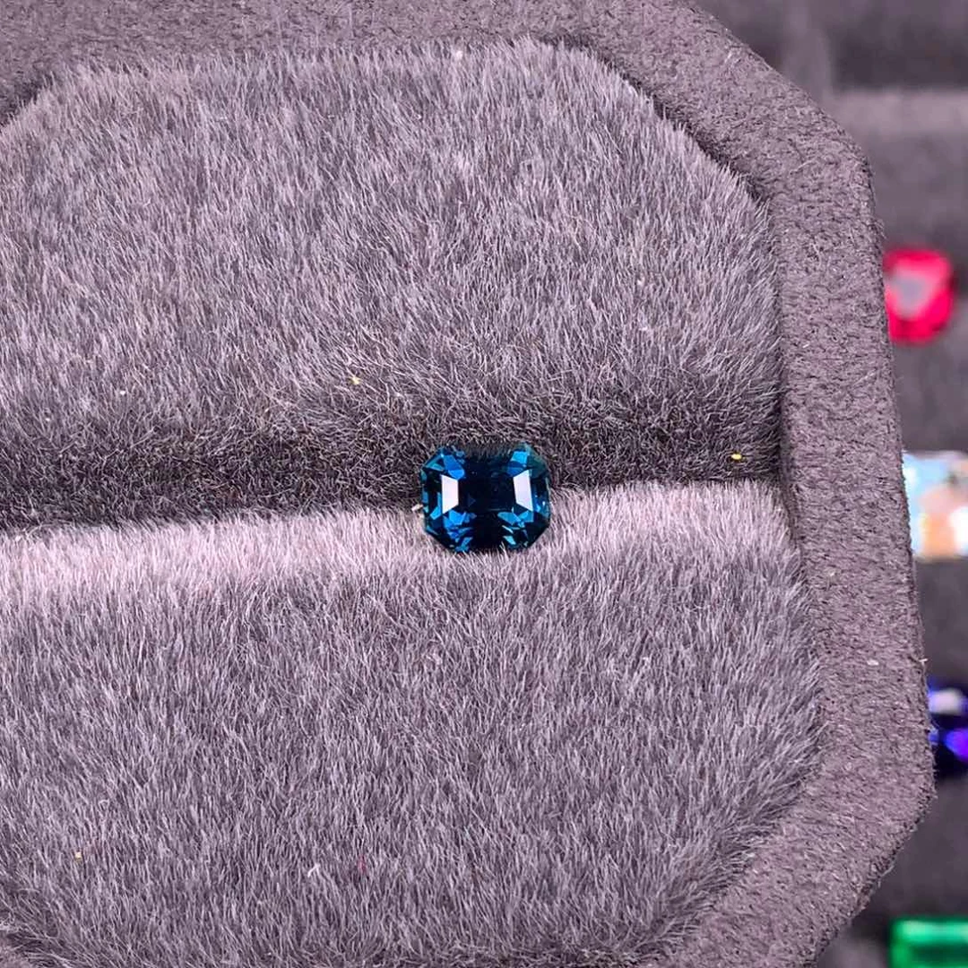 蓝宝石裸石未镶嵌1.24ct天然无烧皇家蓝吉尔德