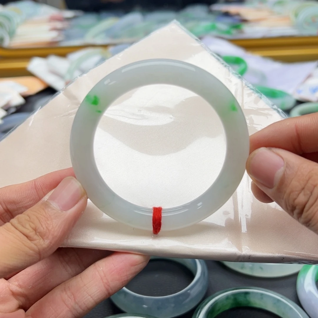 翡翠手镯未镶嵌飘色