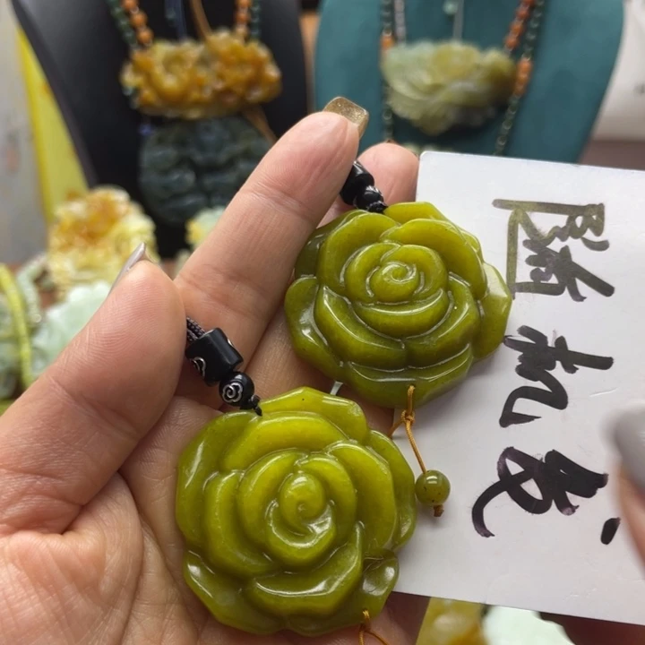 蛇纹石玉未镶嵌颈饰