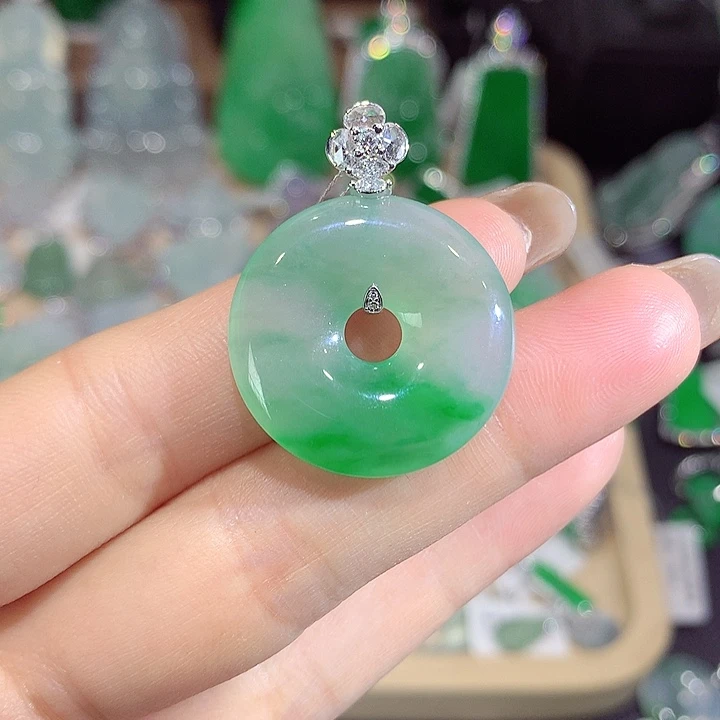 翡翠18K金镶嵌颈饰甜甜圈