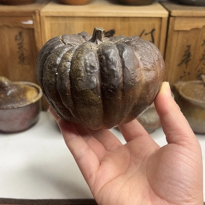 备前烧，手捻南瓜器形茶入，内里窑裂，款自查，