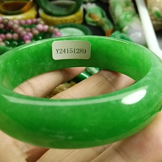翡翠未镶嵌颈饰我***丫