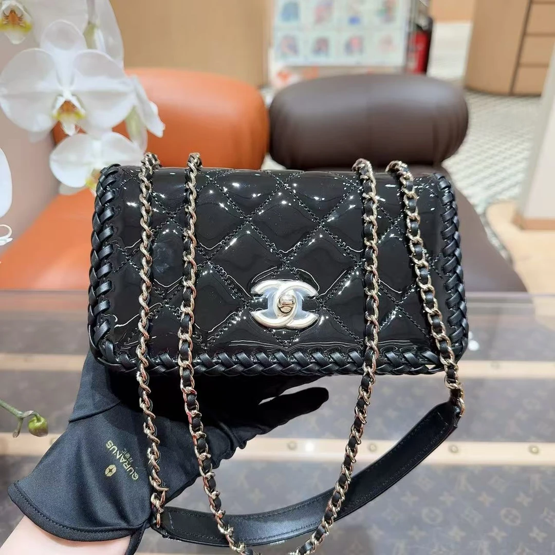 全新未使用 Chanel/香奈儿 23A黑金漆皮编制口盖链条包芯片款