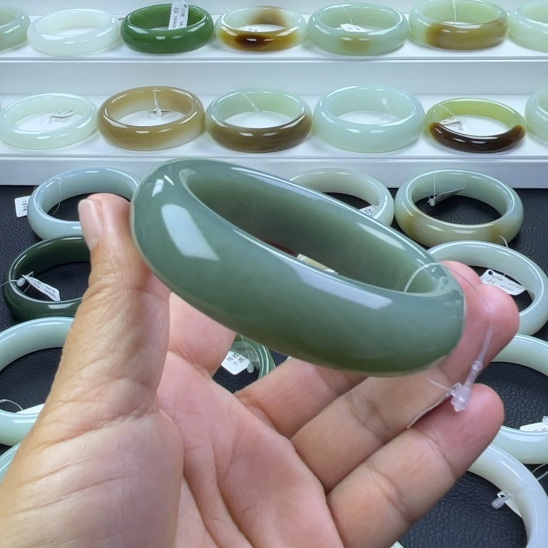 和田玉未镶嵌手镯