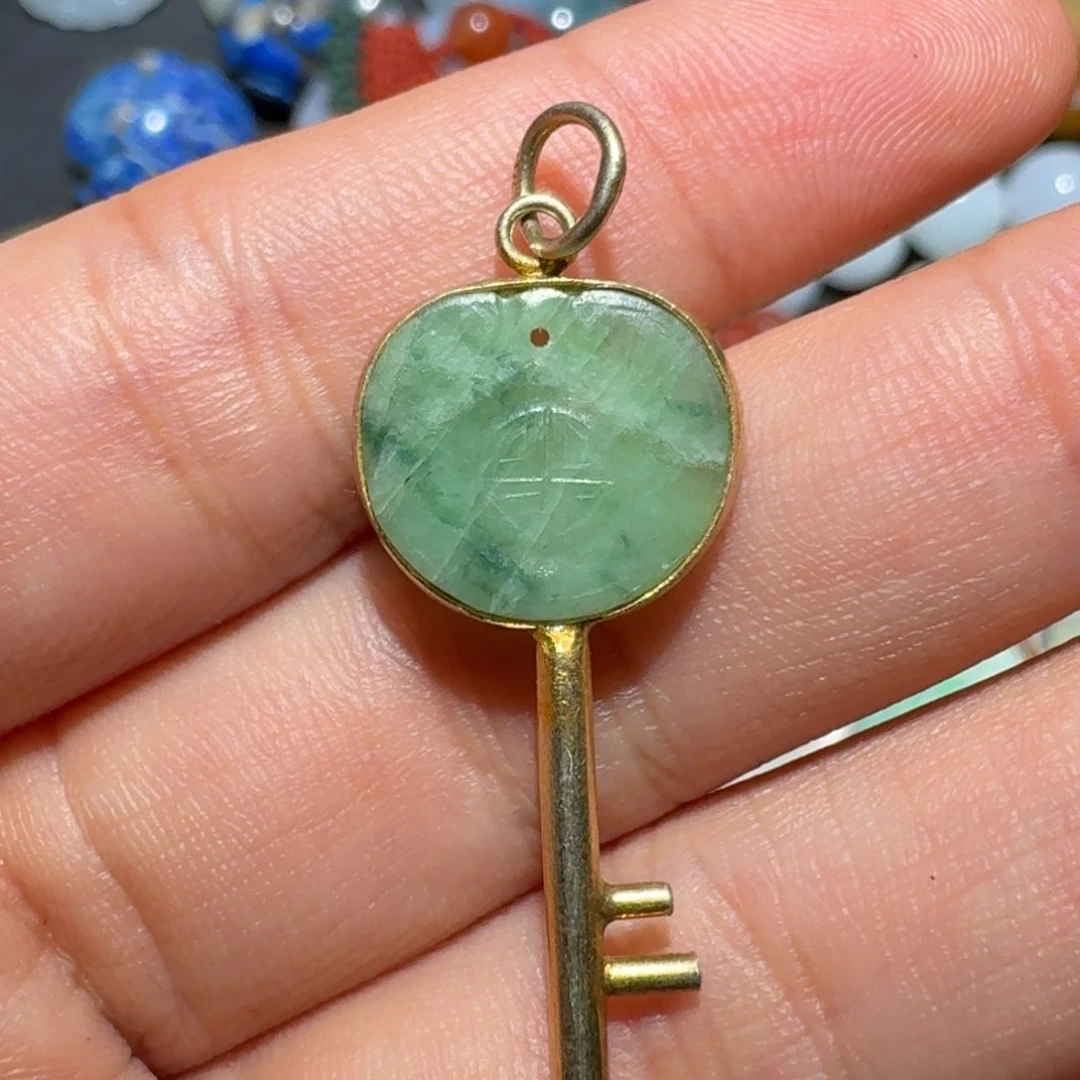 翡翠未镶嵌颈饰胡**师