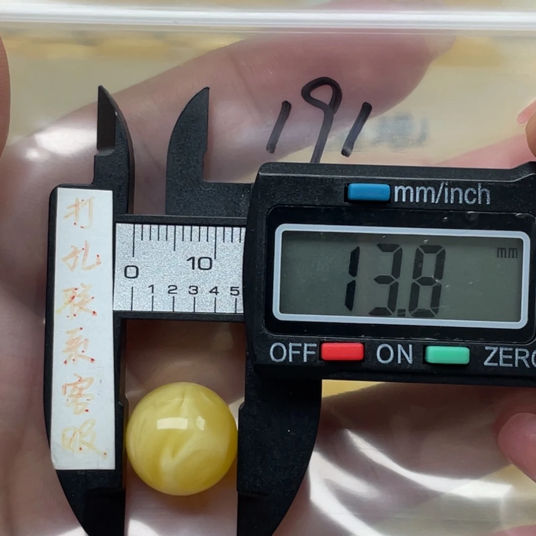 蜜蜡裸石未镶嵌金***土微瑕