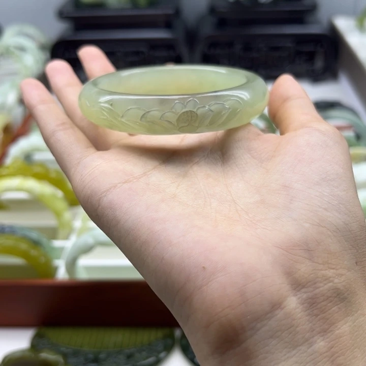 青***柠未镶嵌蛇纹石玉手镯