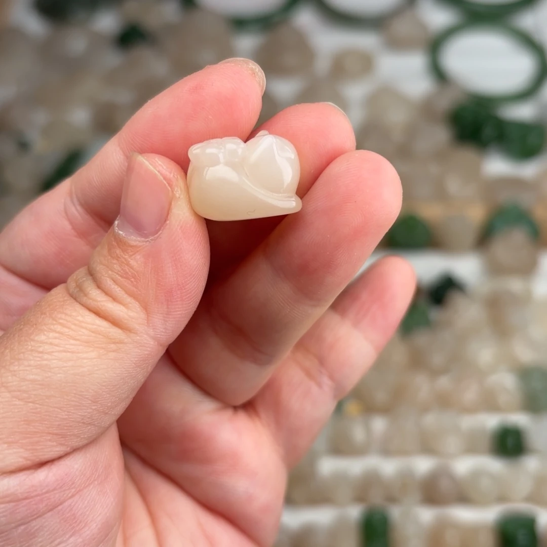 和田玉颈饰未镶嵌番***卷