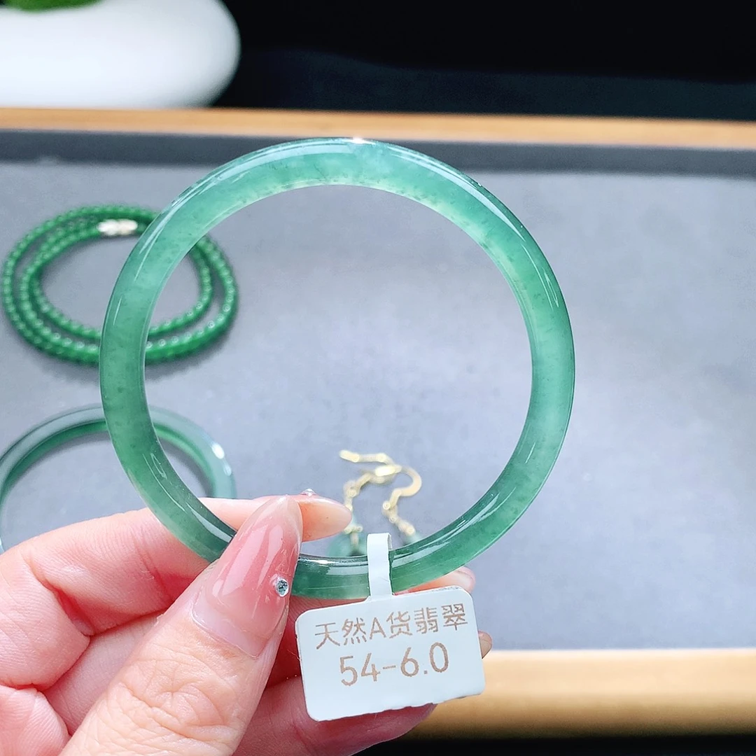 未镶嵌手镯（圆镯）翡翠