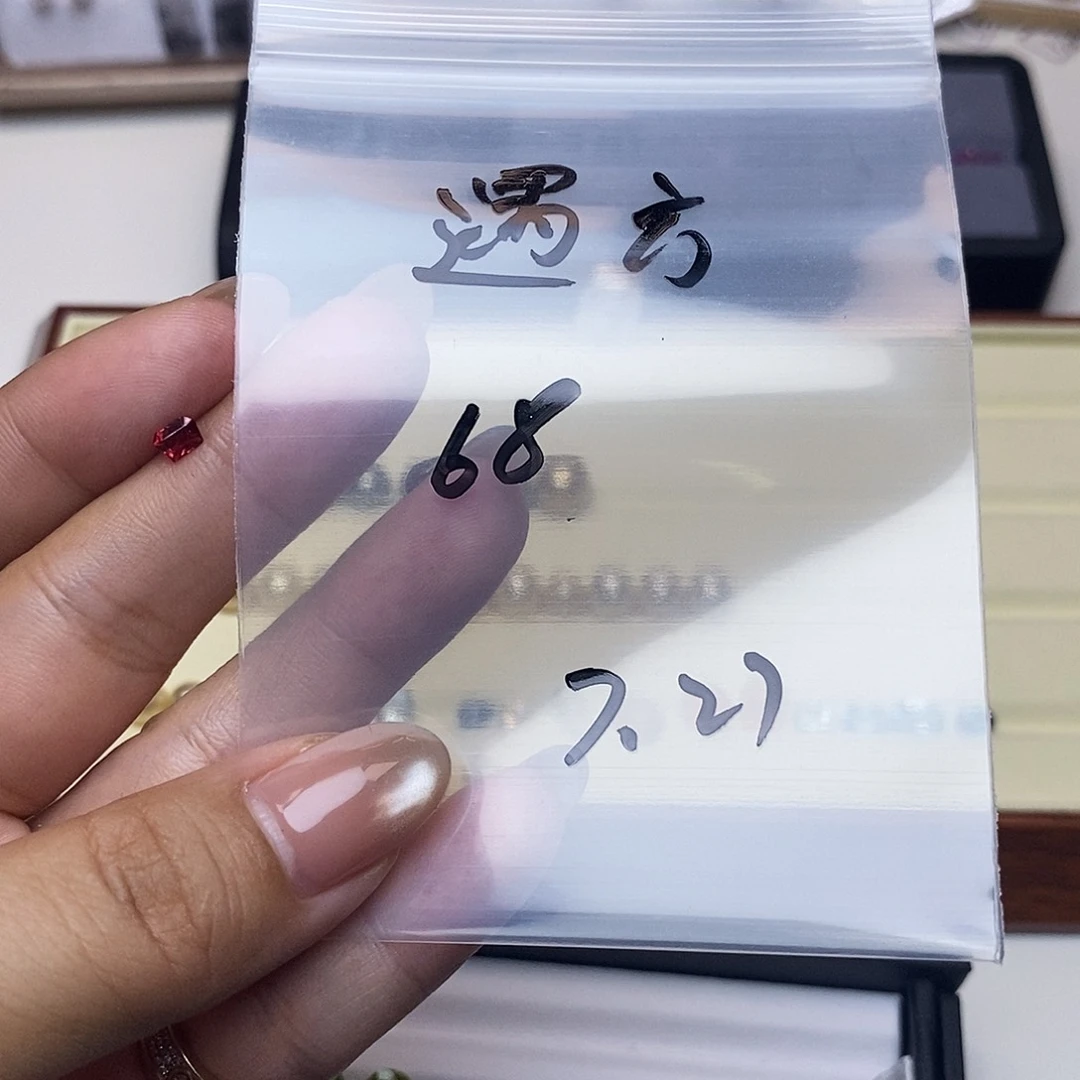 遇***方裸石未镶嵌尖晶石