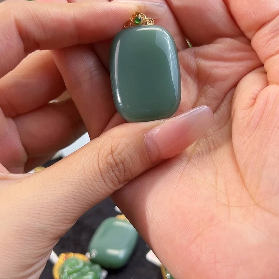 颈饰18K金镶嵌和田玉