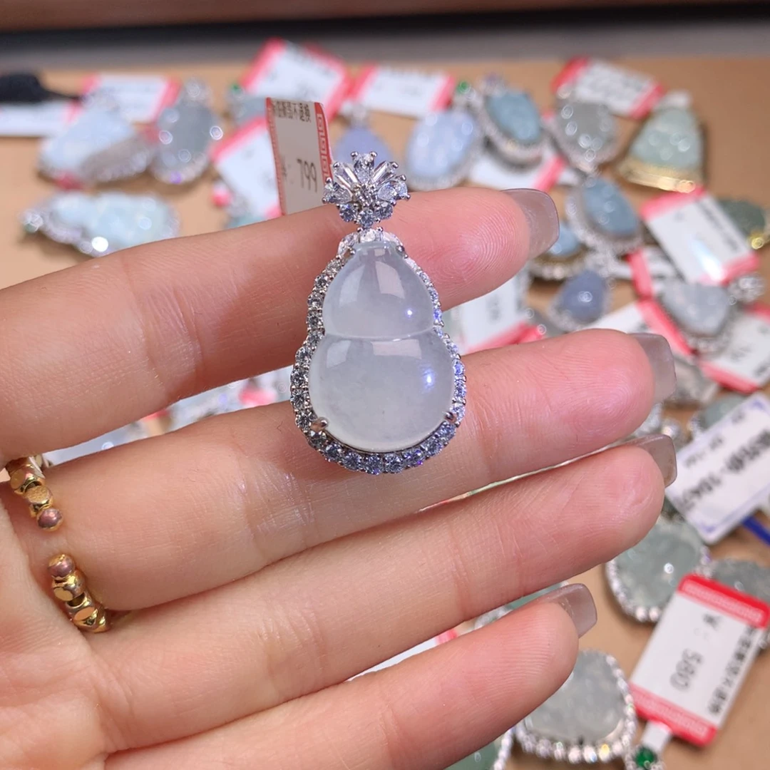 翡翠挂件未镶嵌女****?葫芦