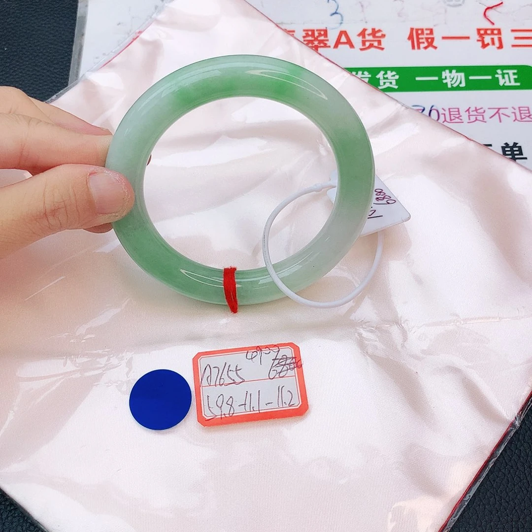 翡翠手镯未镶嵌翡翠