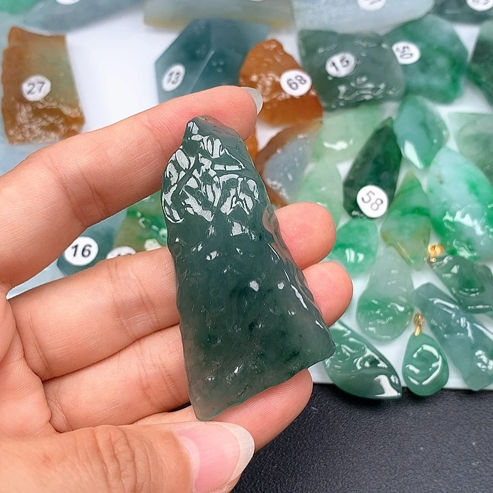 翡翠未镶嵌颈饰随型