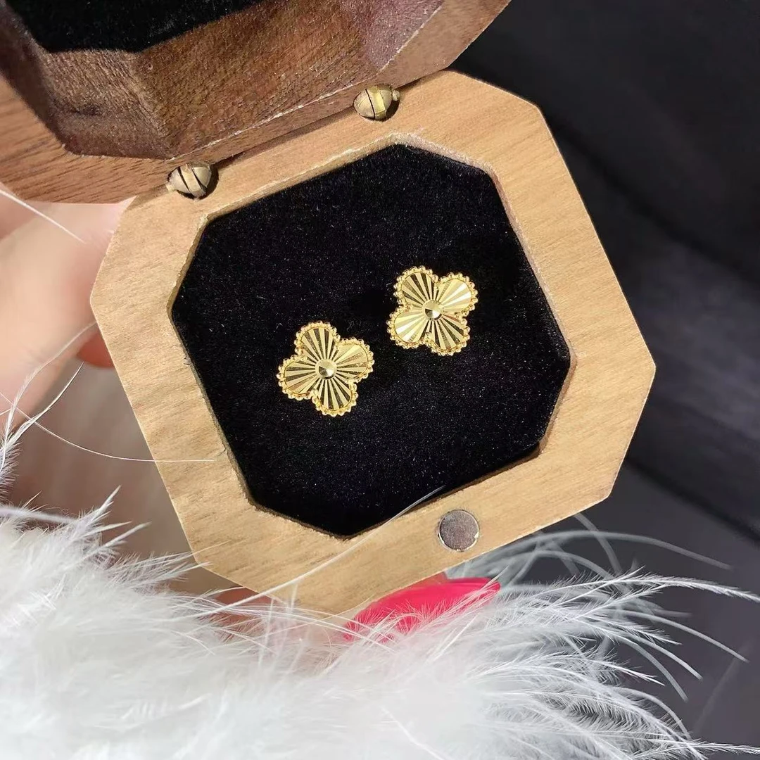 【伟新源】足金999 5G工艺 镭射四叶草弯钩2.21克