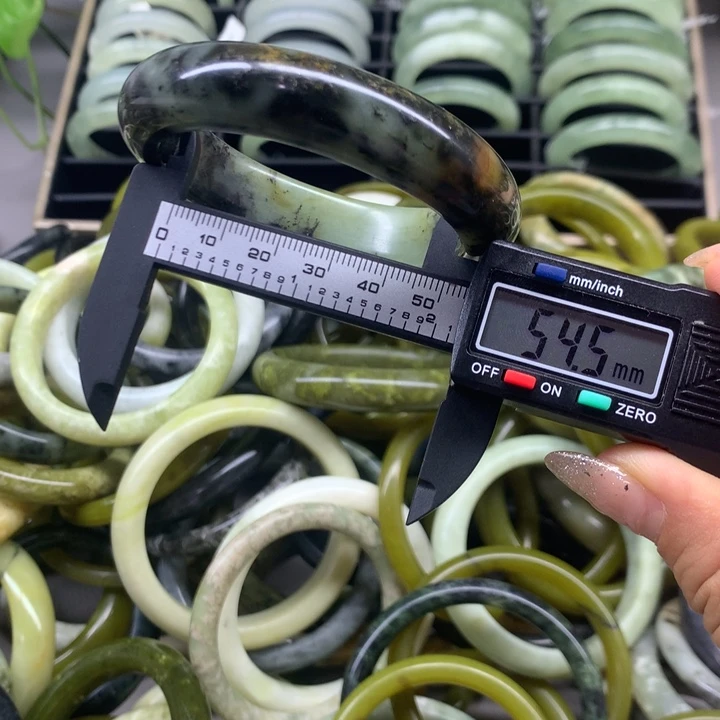 蛇纹石玉未镶嵌手镯1
