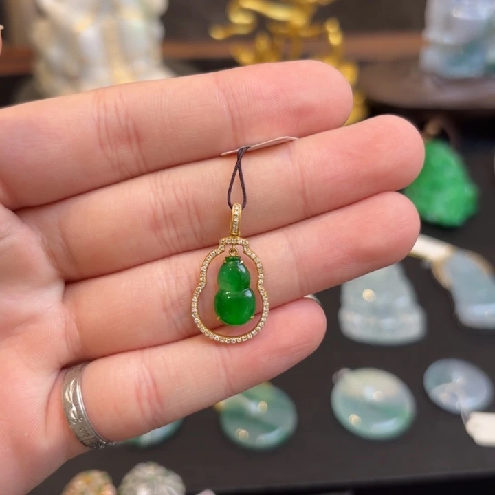 翡翠18K金镶嵌颈饰葫芦