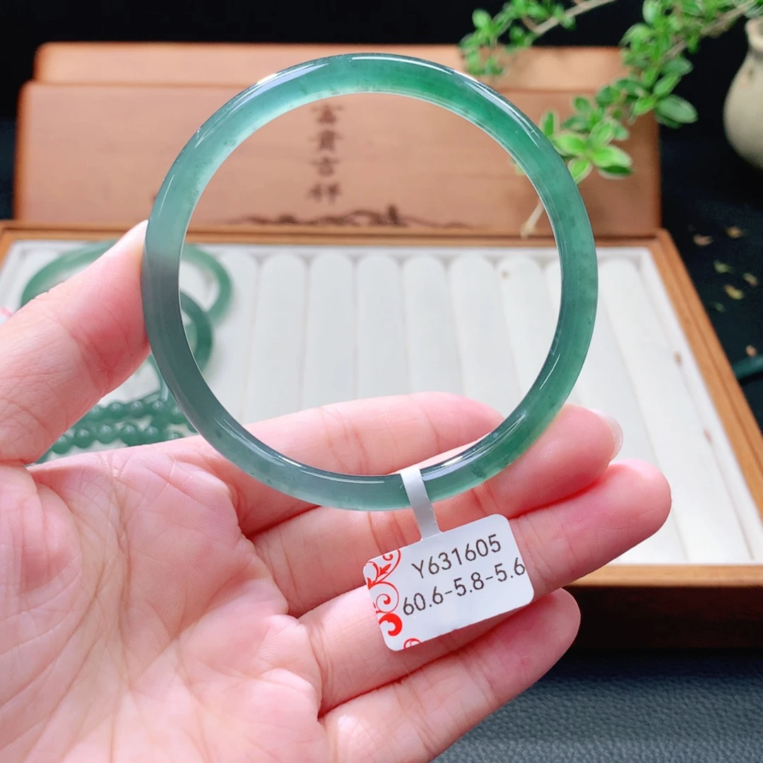未镶嵌手镯（圆镯）翡翠