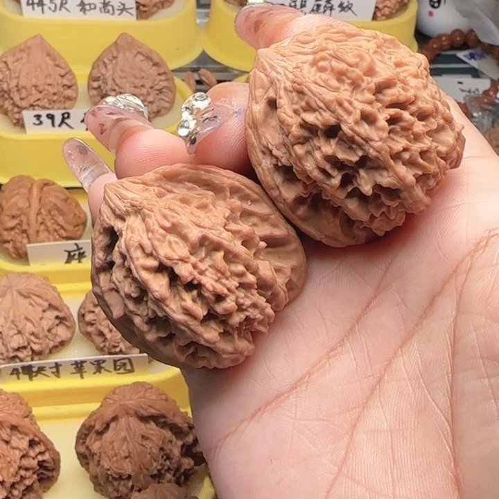行***兄吊坠桃核文玩核桃，满天星