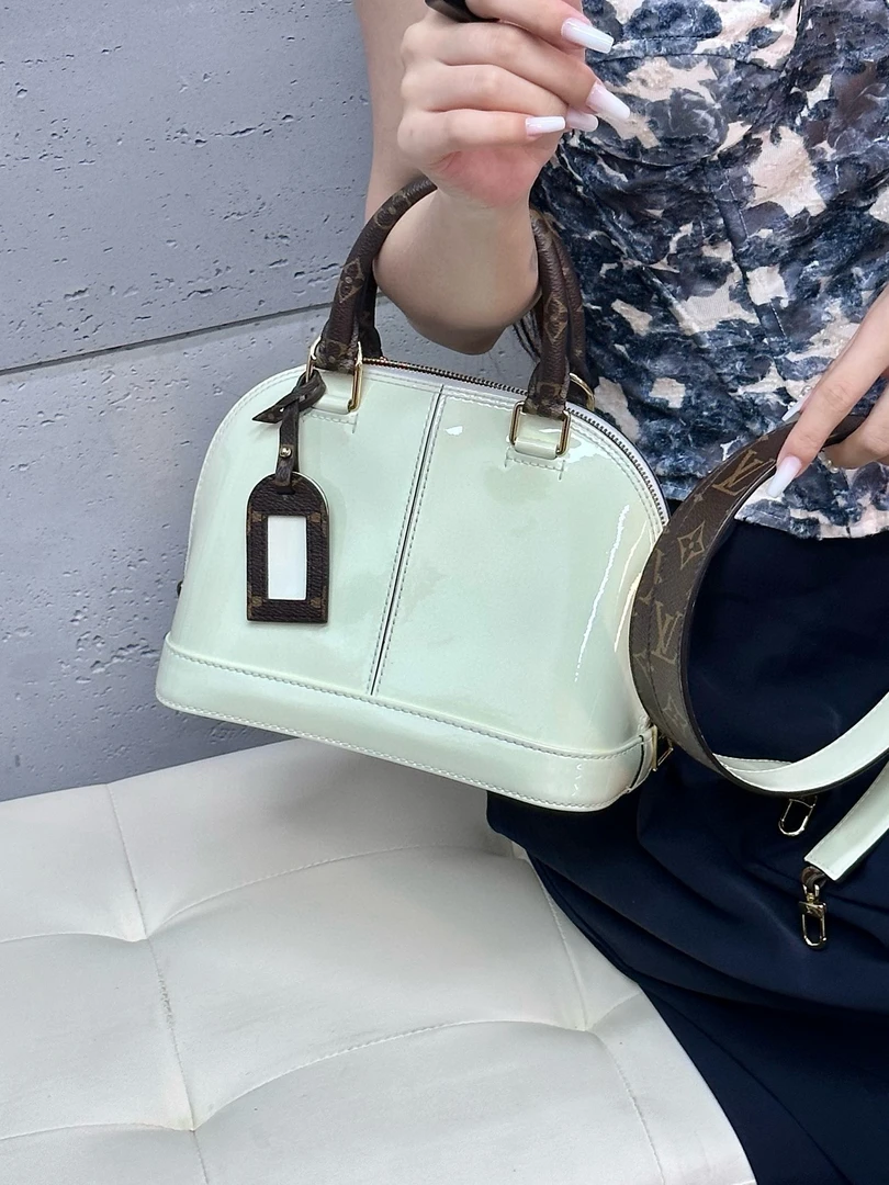 95新 LouisVuitton/路易威登 lv 奶昔白漆皮贝壳bb斜挎包(K)