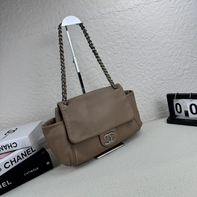 95新 Chanel/香奈儿 奶茶色麻花银扣口袋机场链条包 底长30 13开