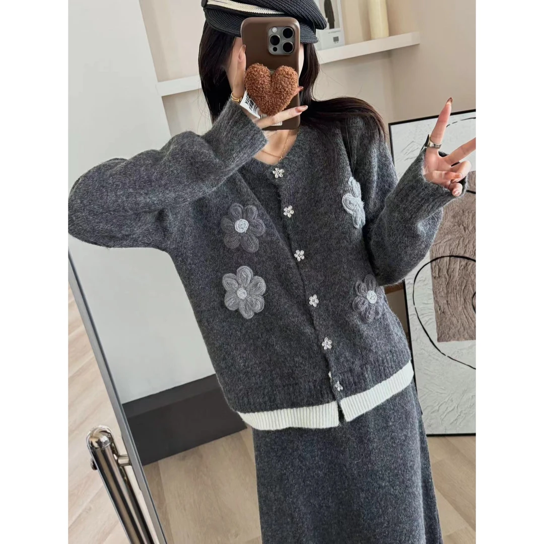 SP【花花小姐姐】超美腻 慵懒风花朵毛衣+显瘦A字半身裙针织套装