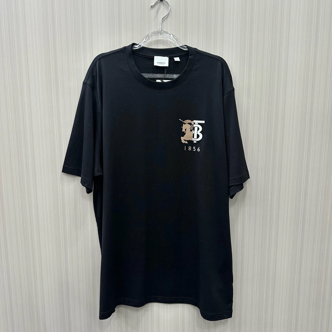 99新 BURBERRY/博柏利 黑色TB战马刺绣短袖 尺码：L 10096