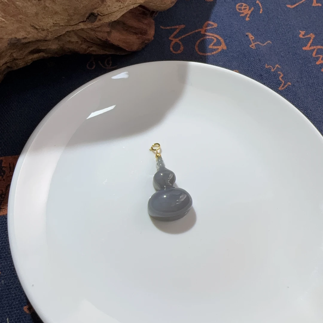 和田玉烟紫葫芦吊坠