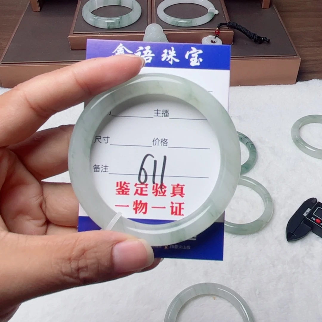石英质玉手镯未镶嵌风**妹