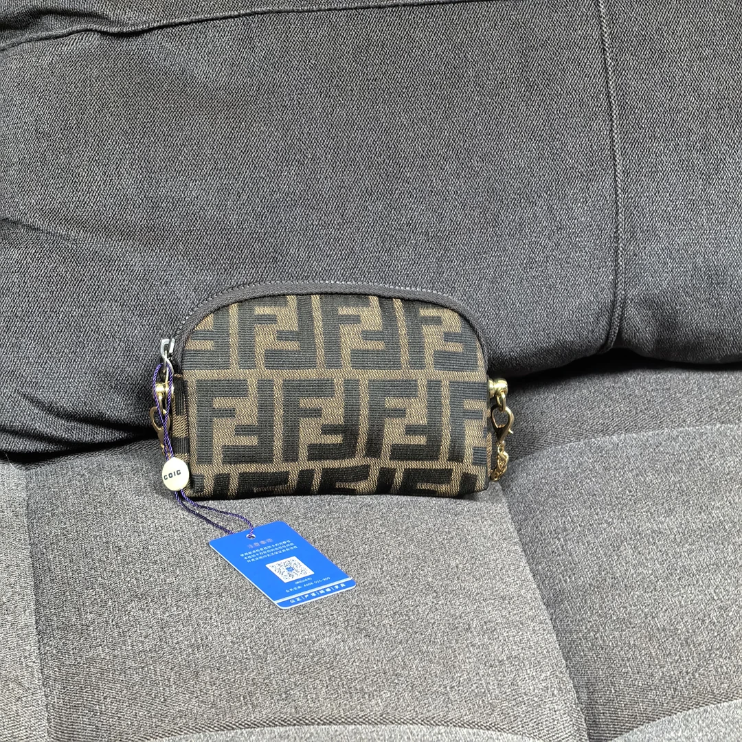 90新 FENDI/芬迪 兔兔奢/芬迪小手拿/241214056