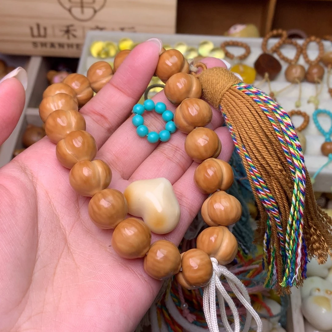 猴头核桃吊坠15蜜桃臀手持爱心绿卡环金色流苏